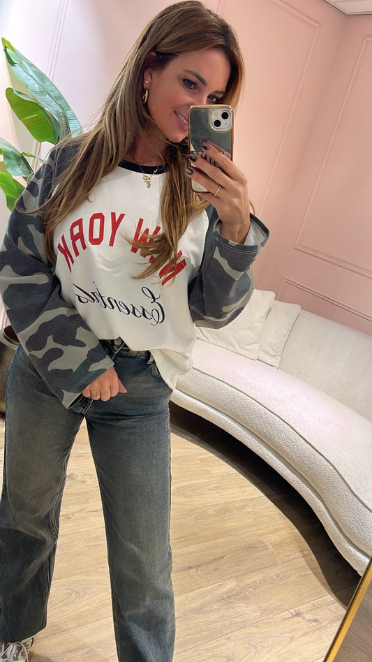 New York Camo Sweater – rood ❤️